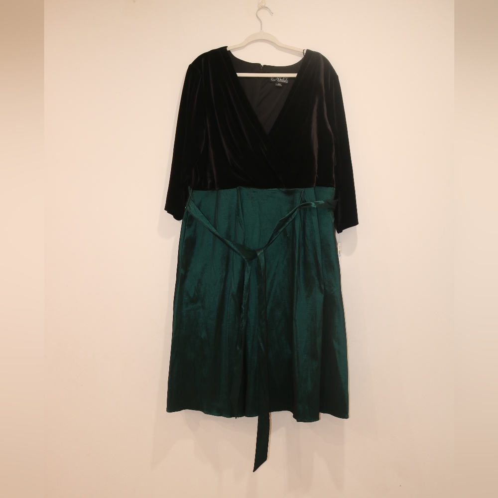Alex Evenings Plus Size Surplice-Neck Mixed-Media Dress - Black/emerald - Picture 2 of 8